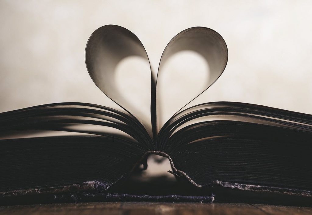 Boek met bladzijden in hartvorm